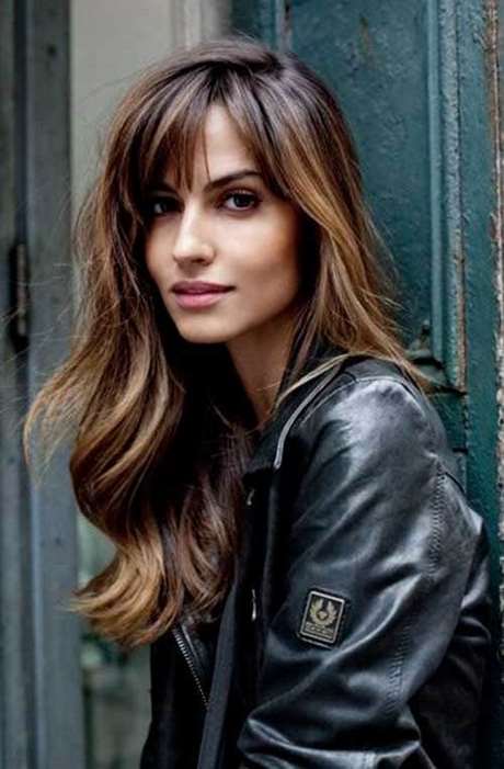 Capelli lunghi scalati riga in mezzo