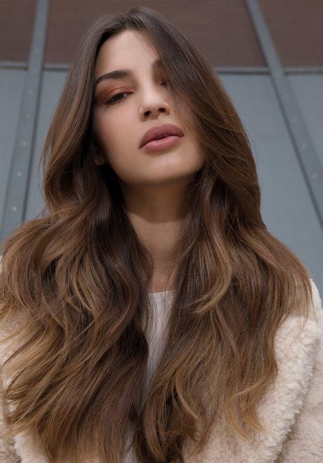 Capelli lunghi scalati riga in mezzo