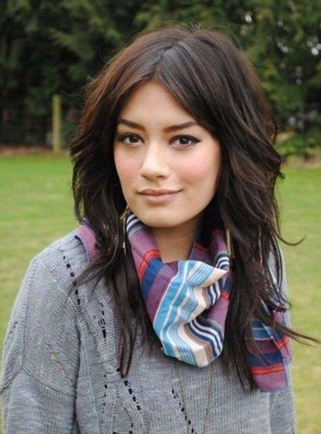 Capelli lunghi scalati riga in mezzo