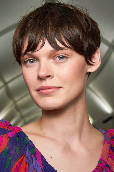 Tagli capelli corti donna 2022 2023