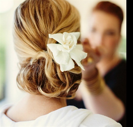 Acconciatura sposa con fiore