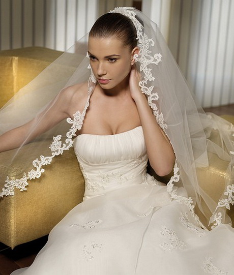 Acconciature con velo da sposa