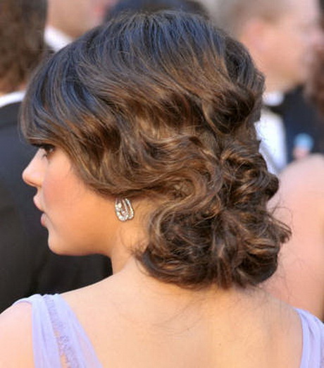 Acconciature sposa capelli ricci raccolti