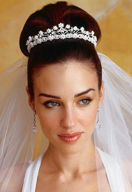 Acconciature sposa con coroncina