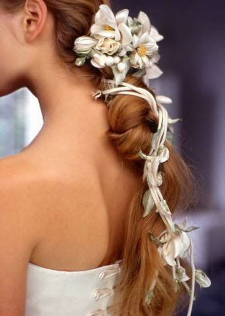 Acconciature sposa con fiori freschi