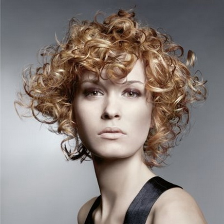 Capelli ricci alla moda