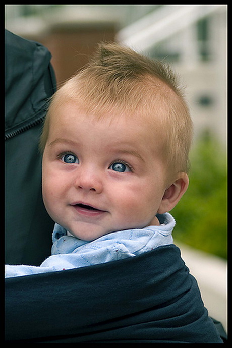 Taglio capelli bambino foto