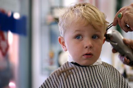 Taglio capelli bambino foto