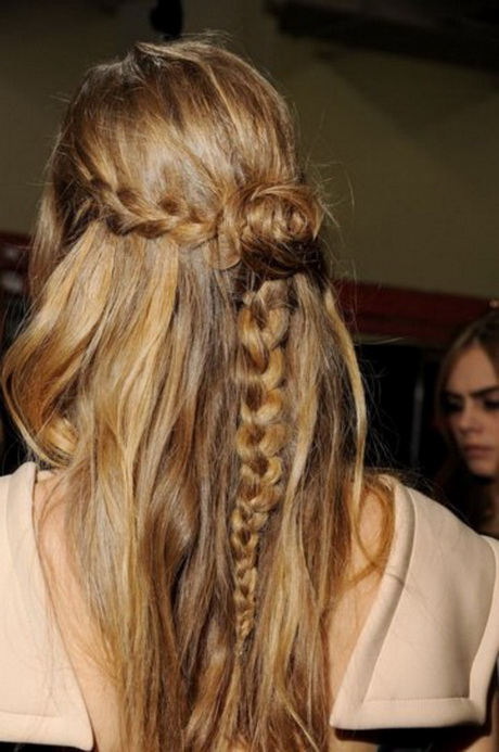 Acconciatura capelli con treccia