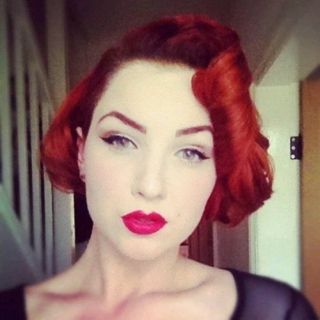 Acconciatura pin up capelli lunghi