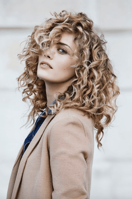 Capelli lunghi ricci 2019