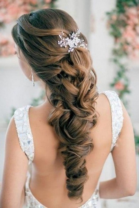 Acconciature capelli ricci sposa 2017