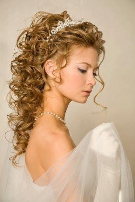 Acconciature sposa 2018 capelli ricci