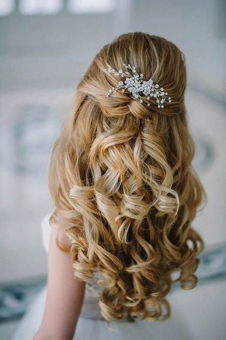 Acconciatura sposa capelli lunghi 2019