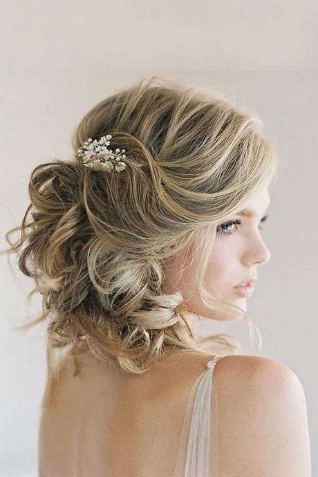 Acconciature sposa 2019 capelli medi