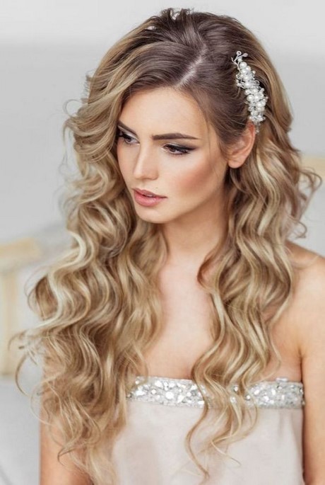 Acconciature sposa 2022 capelli ricci