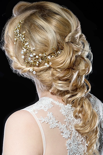 Acconciature sposa 2022 capelli ricci