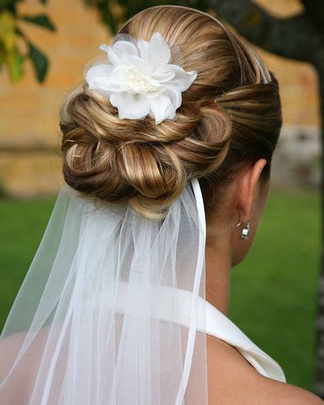 Acconciature sposa tendenze 2022