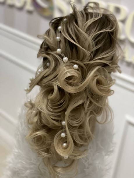 Capelli lunghi sposa 2022