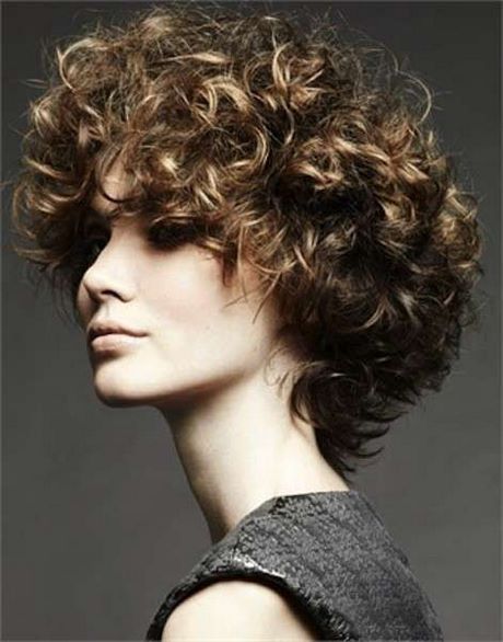 Capelli ricci moda 2022