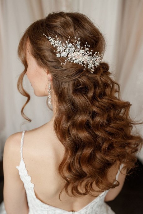 Acconciature capelli ricci sposa 2023