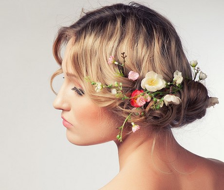 Acconciature capelli con fiori