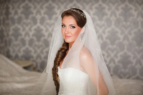 Acconciature sposa capelli corti con velo