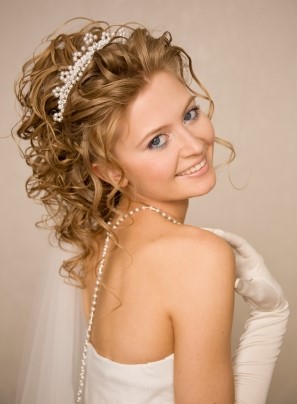 Acconciature sposa capelli lunghi con diadema