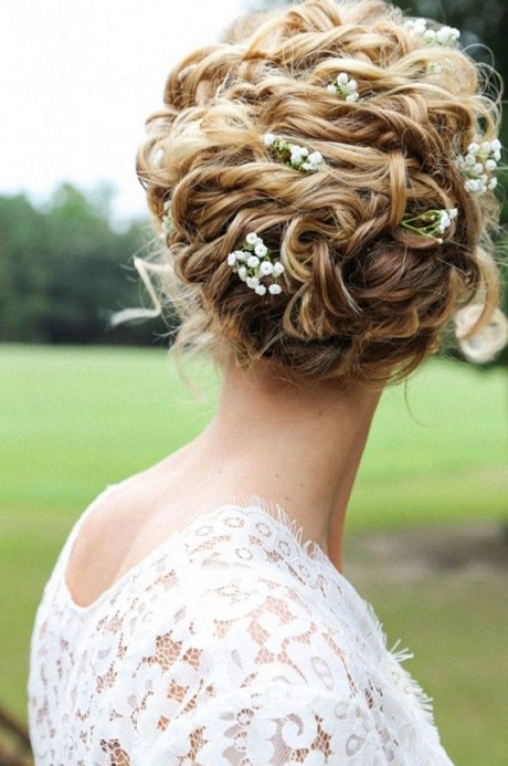 Acconciature sposa capelli ricci naturali