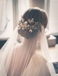 Acconciature sposa con velo corto