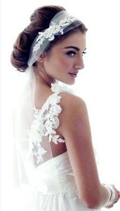 Acconciature sposa con velo corto