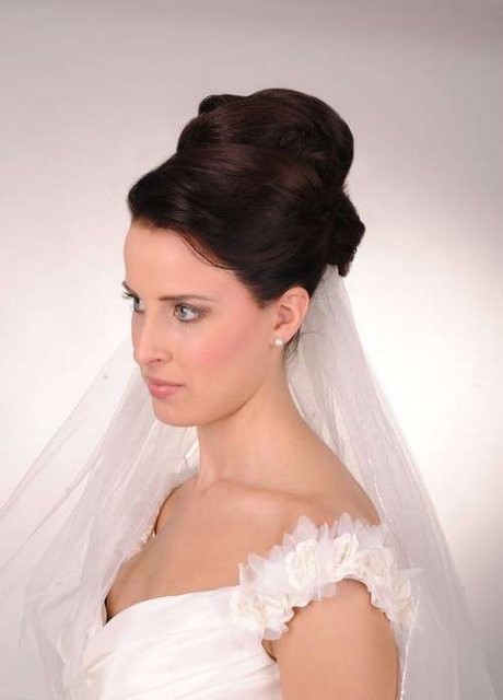 Acconciature sposa con velo corto