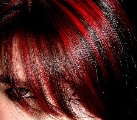 Capelli neri con mesh rosse