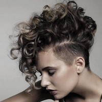 Tagli di capelli corti ricci femminili