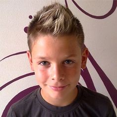 Taglio capelli corti bambino foto