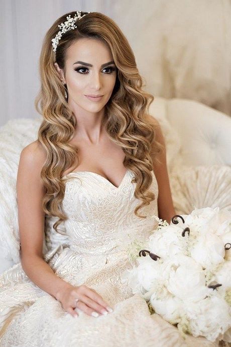 Acconciatura sposa capelli corti 2020