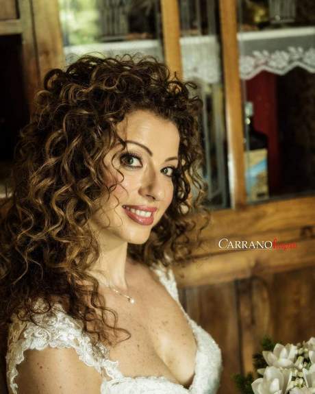 Capelli ricci sposa 2020