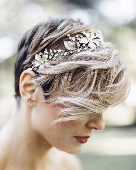 Acconciature capelli corti per sposa