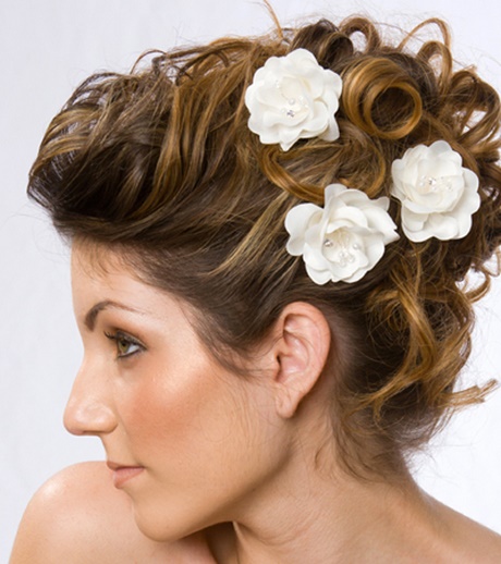 Acconciature capelli ricci corti per matrimonio