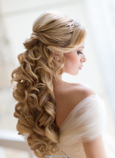 Acconciature capelli ricci lunghi sposa