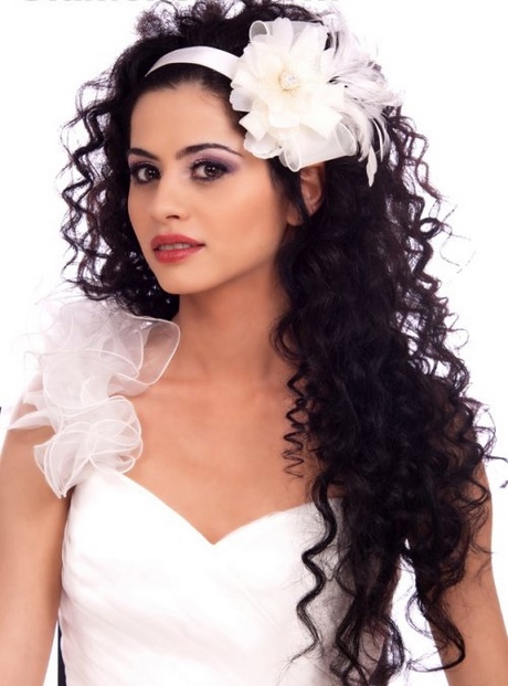 Acconciature capelli ricci lunghi sposa