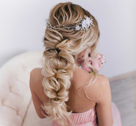 Acconciature sposa capelli lunghi semiraccolti