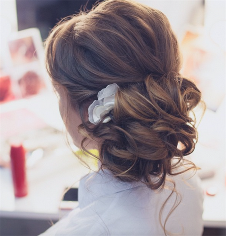 Capelli raccolti morbidi sposa