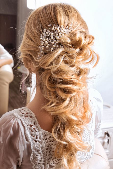 Acconciature capelli ricci sposa 2022