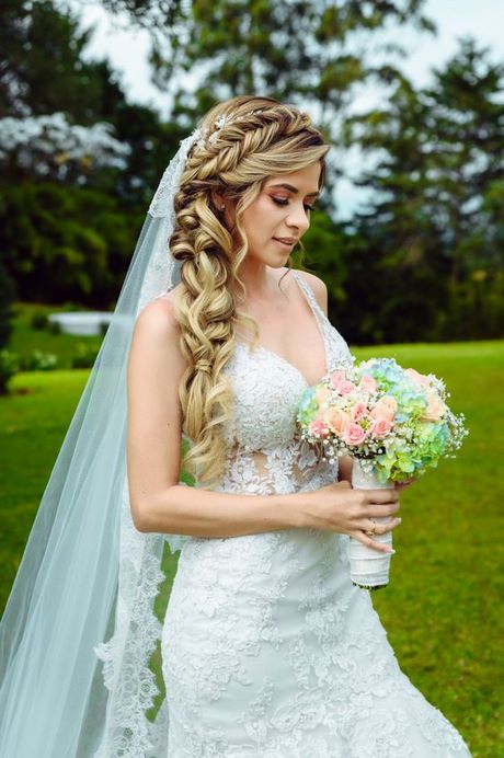 Acconciature sposa capelli lunghi 2022