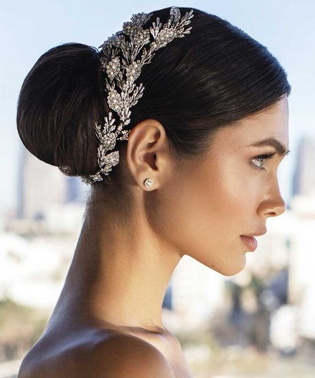 Capelli raccolti sposa 2022