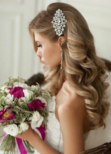 Acconciatura sposa 2021 capelli lunghi