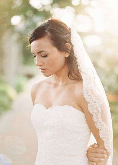 Acconciatura sposa 2021 con velo