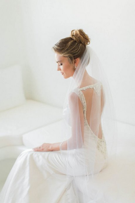 Acconciatura sposa 2021 con velo