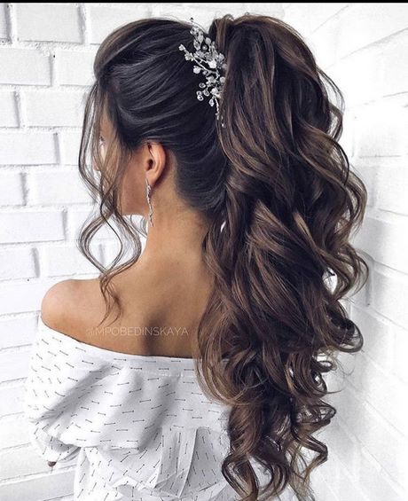 Acconciature sposa 2021 capelli lunghi